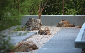 計算し尽くされた緑と石の共演